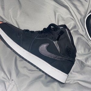 Jordan 1 mids.